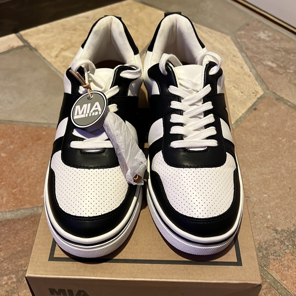 MIA ALTA Sneakers white/black size 7.5 women’s